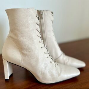 L'INTERVALLE Cream Ankle Boots with Lace-Up Design